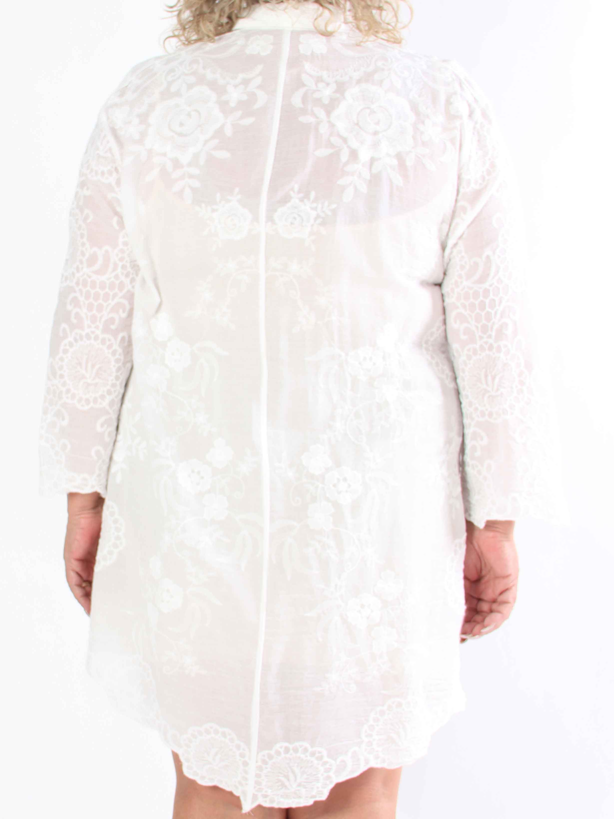 Cynthia - Sød plus size skjorte i bomuld med fine broderinger